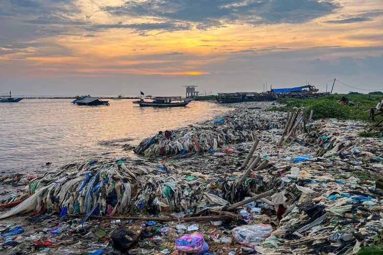 Kondisi terkini Pantai Teluk yang ada di Kabupaten Pandeglang, Banten, kembali dipenuhi sampah.