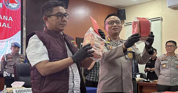 Potret pihak Polda Sulteng ketika melakukan konferensi pers terkait kasus tindak pidana narkotika jenis sabu jaringan internasional