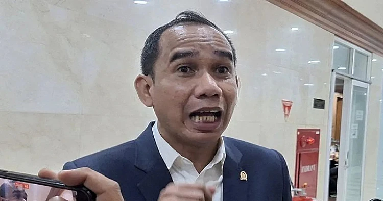 Potret Anggota Komisi III DPR RI Rudianto Lallo ketika menyampaikan keterangan kepada awak media