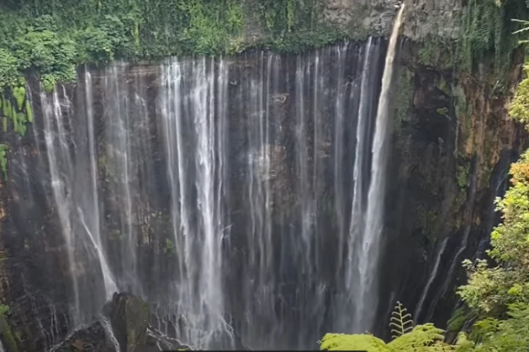 Ket Foto: Air Terjun Tumpak Sewu