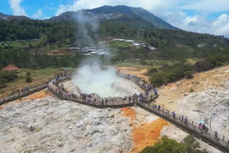 Ket Foto: Kawah Sikidang di Wonosobo