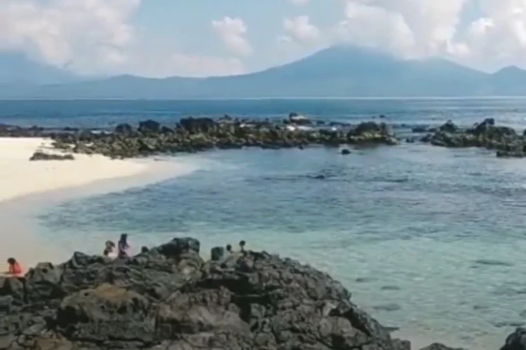 Ket Foto: Pantai Watotena di Adonara