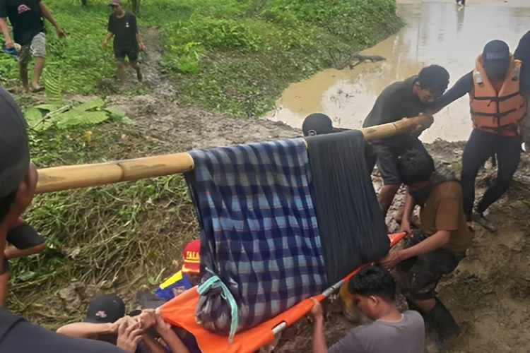Ket. Foto: Evakuasi Warga MD yang Terseret Arus Banjir