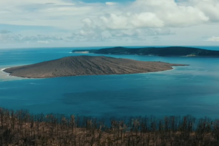 Ket Foto: Anak Gunung Krakatau di Selat Sunda