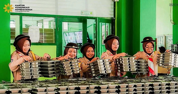 Ket. Foto anak-anak sekolah sedang mengambil makanan di program MBG