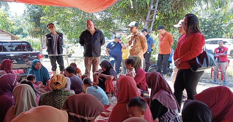 Ket. Foto: Anggota Komisi III DPR RI Menyalurkan Bantuan untuk Korban Banjir di Parigi Moutong