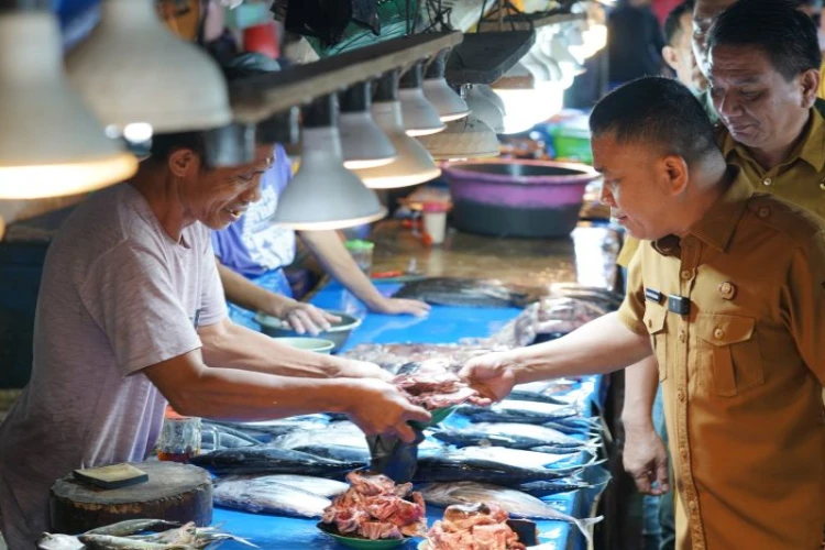 Ket. Foto: Kepala Disperindag Palu Menanggapi Isu Penjualan Ikan Mengandung Formalin di Pasar Masomba