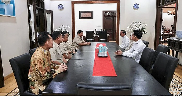 Ket. Foto potret Presiden RI Prabowo Subianto ketika bertemu Jokowi