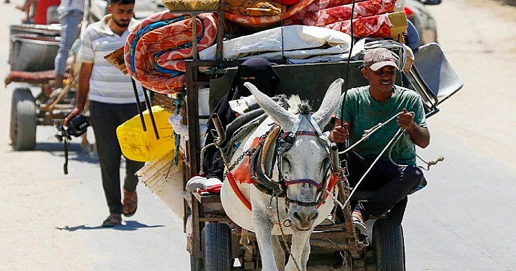 Ket. Foto: Seorang Warga Palestina di Kota Sur Baher Terpaksa Merobohkan Rumahnya Sendiri