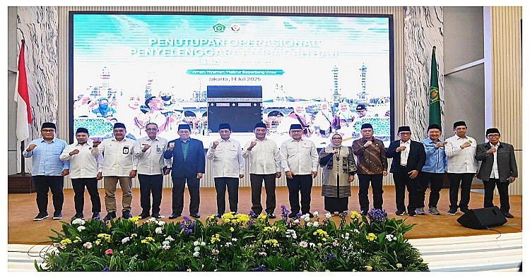 Menteri Perhubungan Dudy bersama dengan seluruh petugas dan pihak yang terlibat dalam hal transportasi Jemaah haji 1146 Hijriah.
