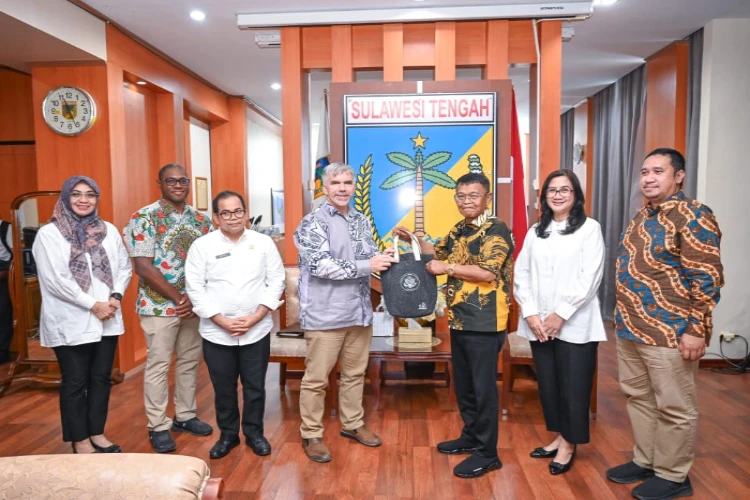 Ket. Foto: Gubernur Sulawesi Tengah Menyambut Kedatangan Pejabat Amerika Serikat