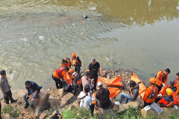 Polisi ungkap fakta kematian tujuh remaja di Kali Bekasi. Mereka melompat ke sungai, bukan korban kekerasan.
