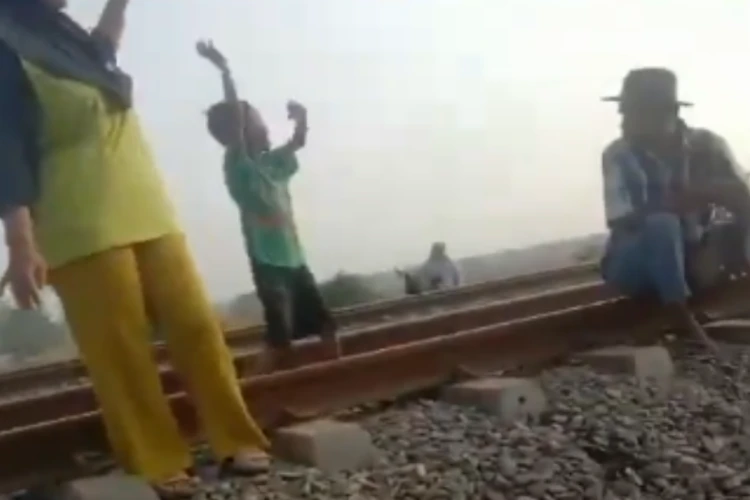 Video viral detik-detik korban tertabrak kereta api di Karawang