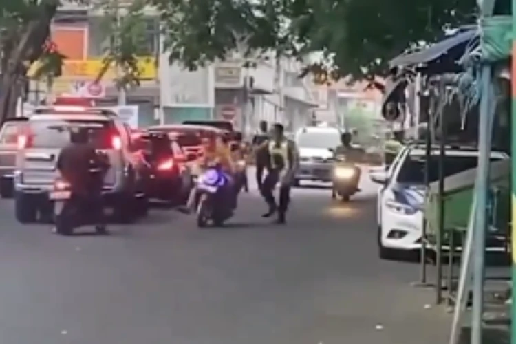 Tangkap layar video pengendara sepeda motor yang hamper menabrak petugas kepolisian saat hendak diberhentikan