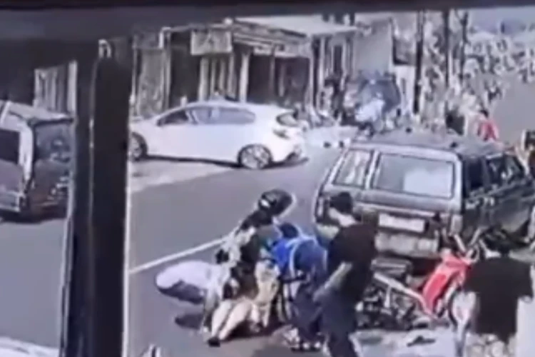 Tangkap layar video CCTV yang menampilkan kecelakaan lalu lintas akibat mobil Brio yang diduga alami rem blong di Temanggung