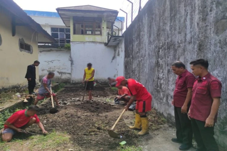 Ket. Foto: Lapas Kelas IIB Tahuna Memanfatkan Area Brandgang atau Lorong Setapak sebagai Lahan Pertanian