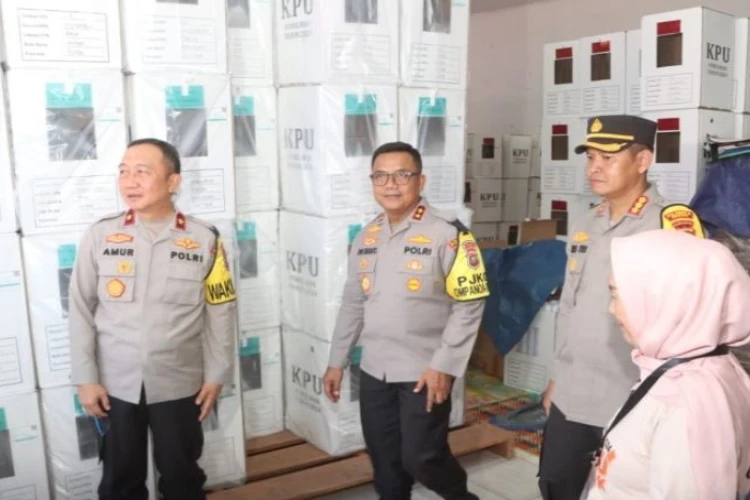 Ket. Foto: Kapolda Sultra Memantau Langsung Pengamanan Gedung Logistik KPU Kendari
