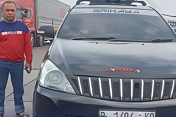 Seorang wanita ini nekat melompat ke Selat Bali dan meninggalkan anaknya di travel mobil