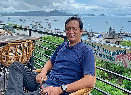 Potret Dosen Unair, Henri Subiakto yang baru-baru ini menyoroti persamaan Jokowi dan Prabowo dalam menangani korupsi