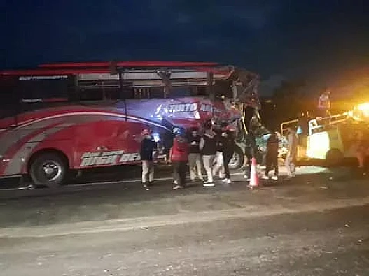 Kecelakaan maut di Tol Pandaan-Malang: Bus melaju kencang dan menabrak truk, empat tewas dan puluhan luka.