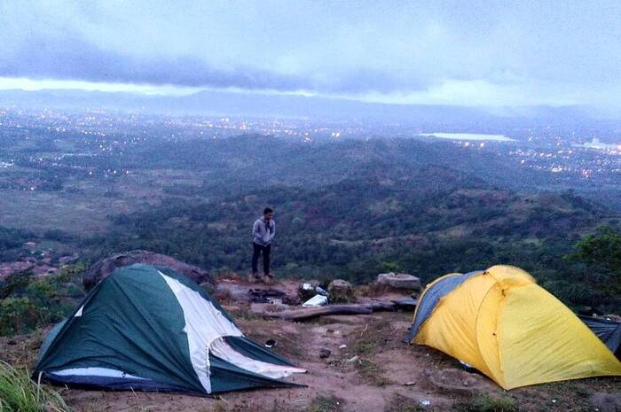<p>Ket Foto: Pesona Gunung Batu Lawang Cilegon (Foto/Instagram/@robyh11)</p>
