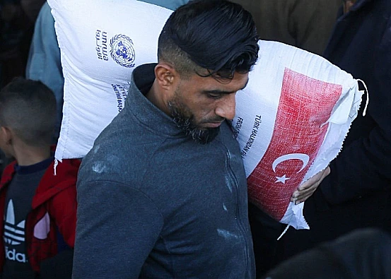 Ket. Foto: Warga Palestina Menemukan Sejumlah Barang Milik Yahya Sinwar