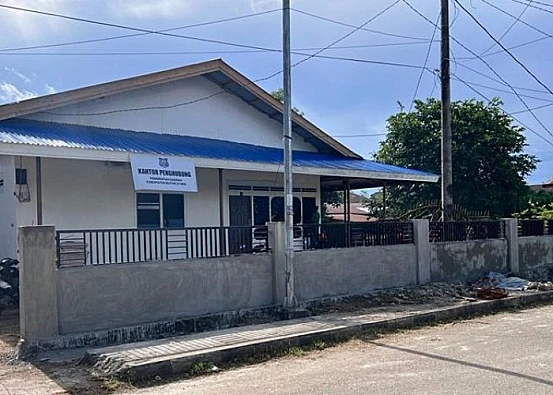 Ket. Foto: Sekda Buton Utara Menggratiskan Rumah Milik Orang Tuanya Menjadi Kantor Penghubung Pemkab Setempat