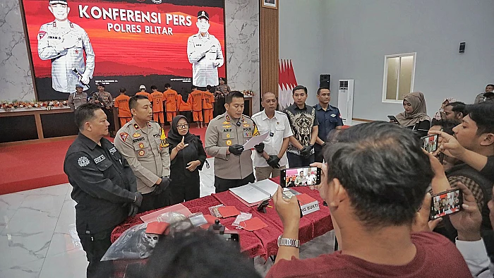 Polisi menangkap pelaku pembobolan rumah di Blitar. Barang curian berupa HP dan rokok berhasil diamankan.