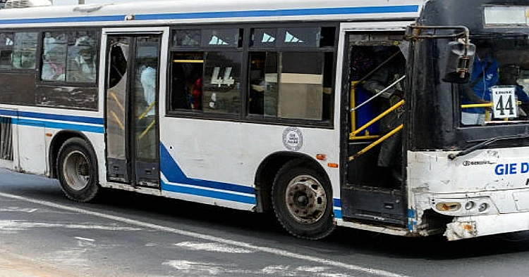 Aksi bus Gunung Harta terlibat kecelakaan dengan truk gandeng hingga penumpang banyak yang terluka