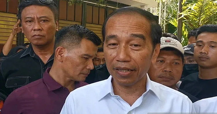 Potret Joko Widodo atau Jokowi ketika menyampaikan penjelasan di hadapan awak media