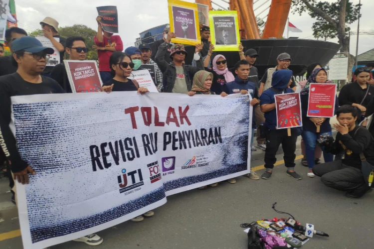 Ket. Foto: Aliansi Jurnalis Sulawesi Tengah Melangsungkan Unjuk Rasa Menolak Revisi UU Penyiaran