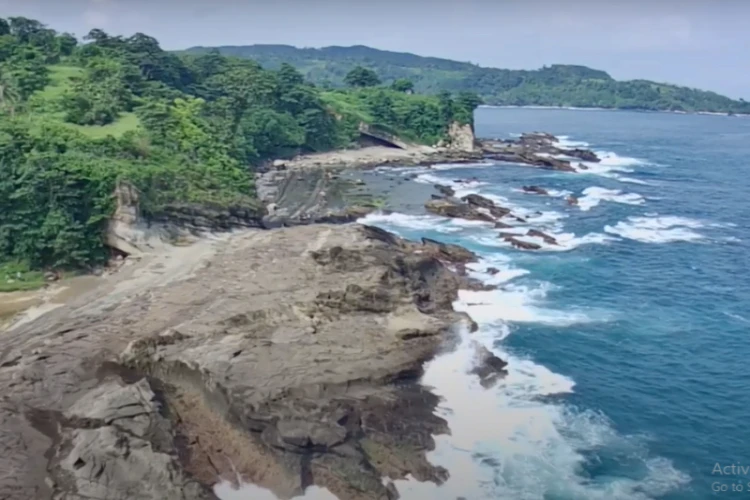 Ket Foto: Pantai Legon Pari di Desa Sawarna x