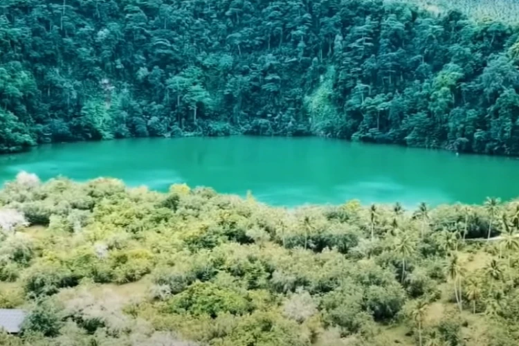 Ket Foto: Danau Tolire dengan Keindahan Alam Mempesona