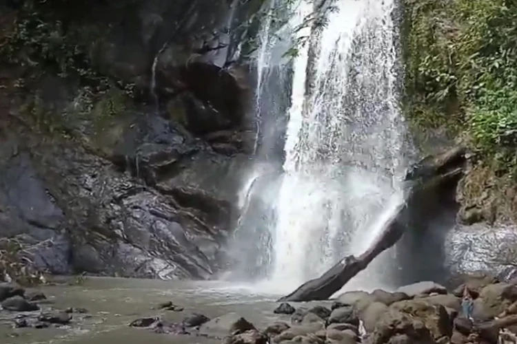 Ket Foto: Air Terjun Curug Payung