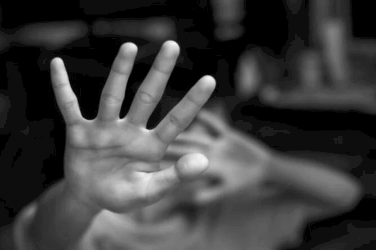 Seorang remaja berusia 15 tahun diduga mencuri uang dan rokok hingga disiksa oleh warga di Mandailing Natal, Sumatera Utara.