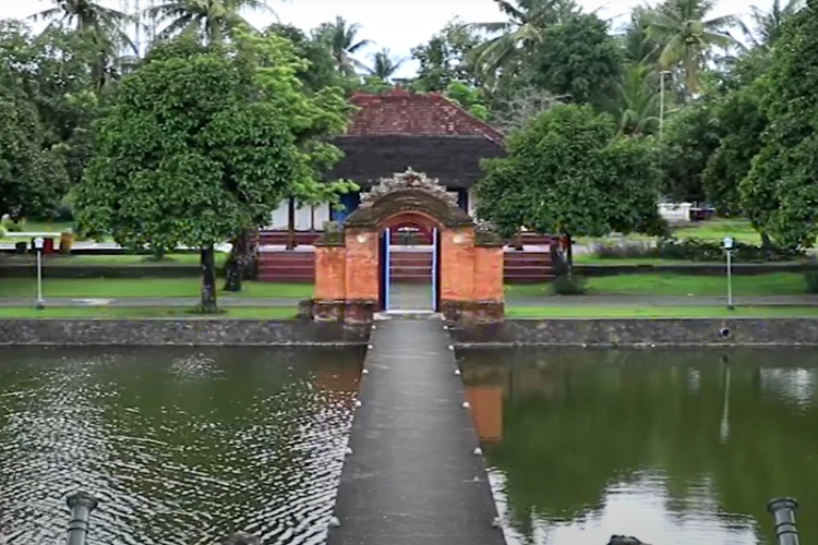 Ket Foto: Taman Mayura di Lombok