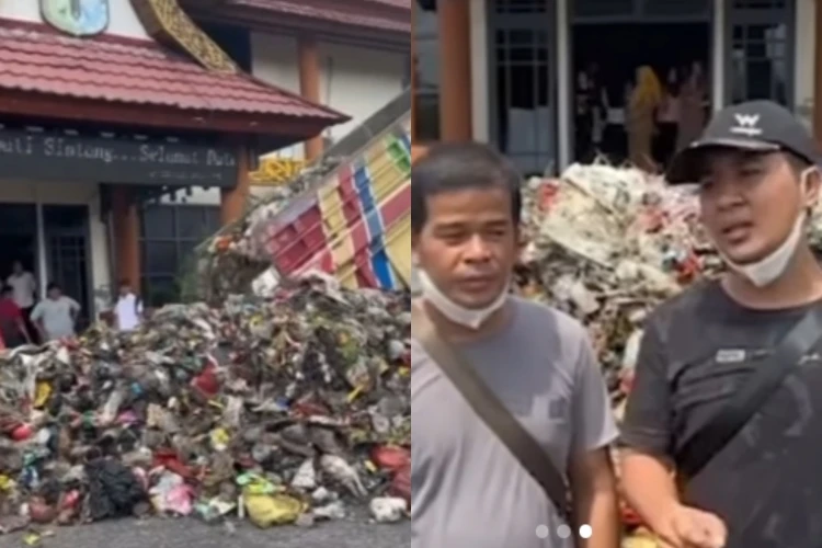 Sejumlah warga membuang timbunan sampah di depan Kantor Bupati dan DPRD Kabupaten Sintang.