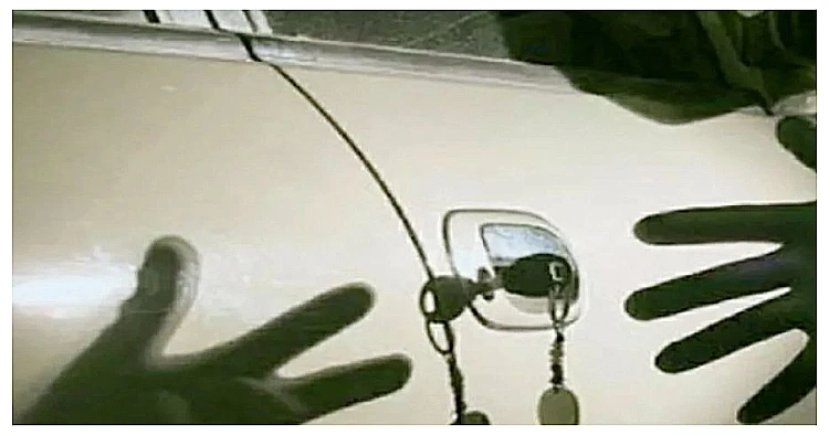 Ilustrasi - Pencurian barang di dalam mobil.