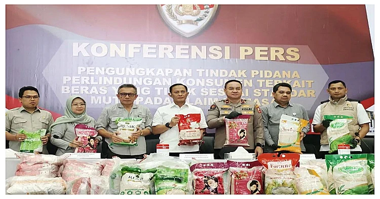 Kasatgas Pangan Polri sekaligus Dirtipideksus Bareskrim Polri Brigjen Pol. Helfi Assegaf bersama pejabat Polri dan beberapa kementerian menunjukkan barang bukti beras.