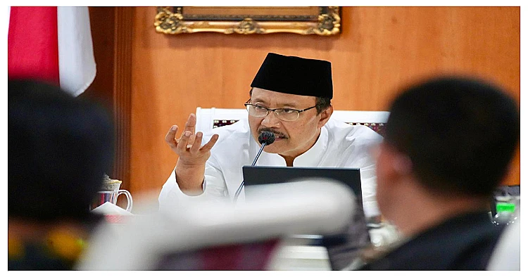 Menteri Sosial Gus Ipul dalam memimpin rapat evaluasi mengenai sekolah rakyat.