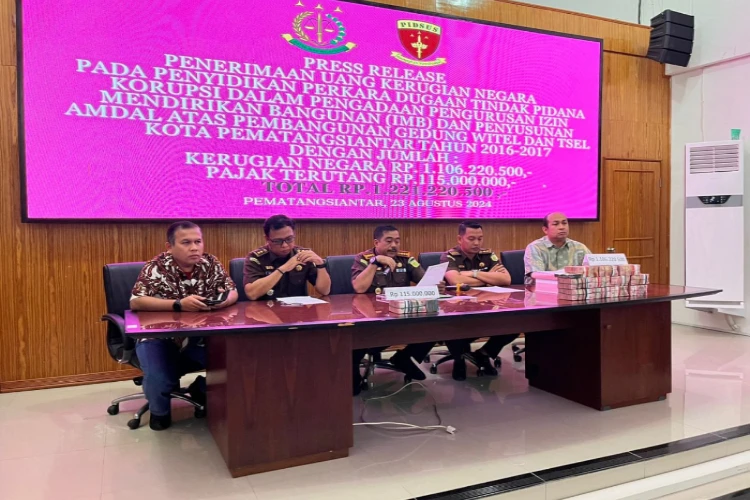 Ket. Foto: Mantan GM PT GSD Ditetapkan Sebagai Tersangka dalam Perkara Dugaan Tindak Pidana Korupsi dalam Pengadaan Pengurusan IMB oleh Kejari Pematang Siantar