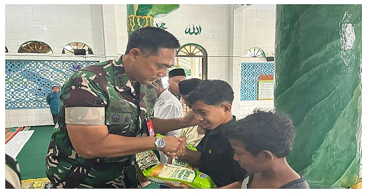 Kolonel Pnb Sugeng Sugiharto, Danlanud Pattimura, membagikan bantuan beras secara cuma-cuma kepada masyarakat.