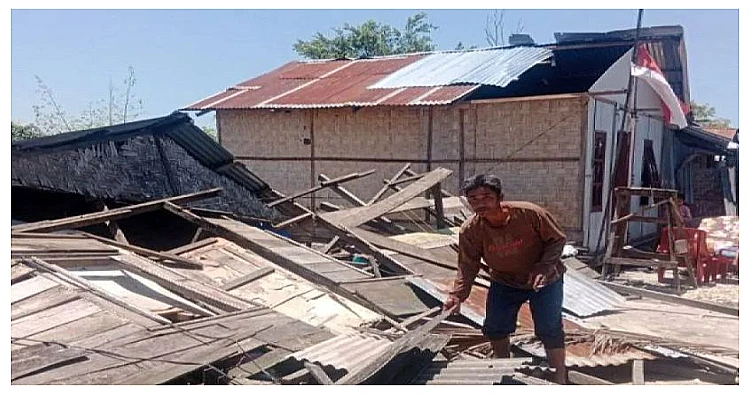 : Seorang warga sedang membersihkan sisa-sisa kerusakan rumahnya yang parah setelah diterjang angin puting beliung di Desa Sialang Buah, Kecamatan Teluk Mengkudu, Serdang Bedagai.