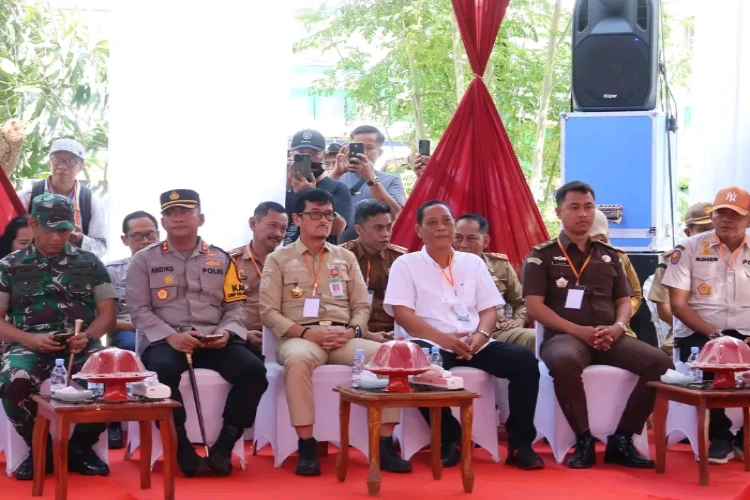 Ket. Foto: Sekretaris Daerah Pinrang Menghadiri Rapat Pleno Pengundian dan Penetapan Nomor Urut Calon Bupati dan Wakil Bupati Pinrang