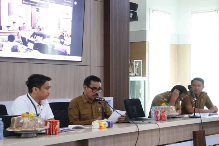 Ket. Foto: Pj Bupati Pinrang, H. Ahmadi Akil, Memimpin Rakot tentang Penguatan Kelembagaan PDAM Tirta Sawitto