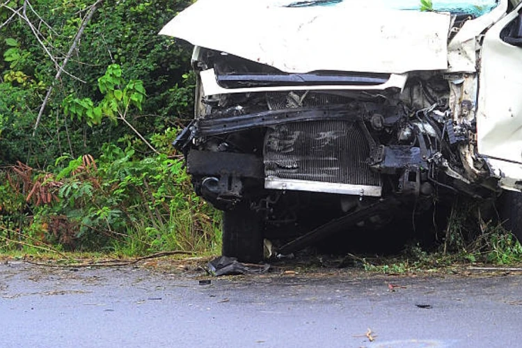 Viral kecelakaan maut terjadi di Kabupaten Pati menyebabkan Bus Surya Bali menabrak 2 truk tronton