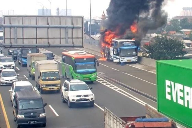 Kebakaran bus pariwisata yang mengangkut 58 anak TK terjadi di Jalan Tol Wiyoto Wiyono. Semua penumpang berhasil dievakuasi dengan selamat.