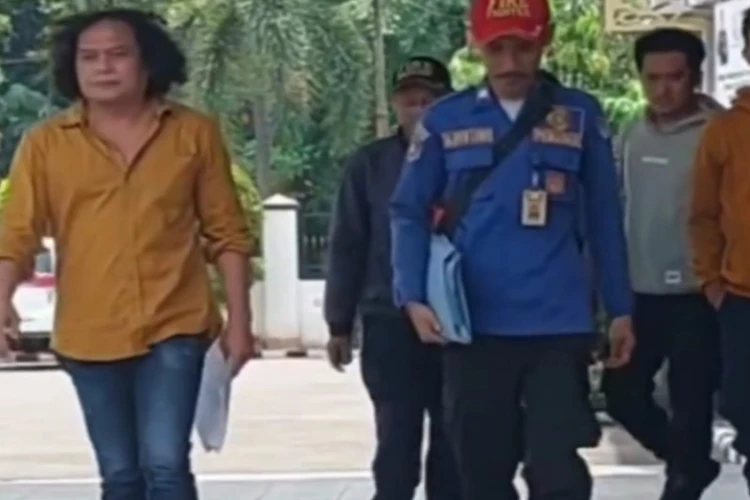 Petugas damkar Depok kritisi Pemkot atas perhatian yang minim terhadap keselamatan mereka.