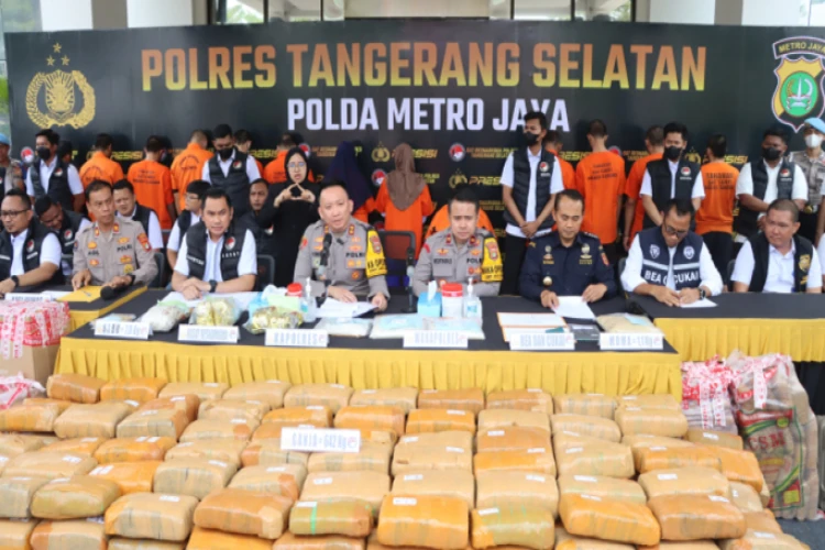 Polres Tangsel berhasil ungkap jaringan narkoba internasional, tangkap 15 pelaku, sita ganja, sabu, dan MDMA.