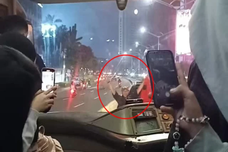 Polisi amankan pria bersenjata tajam yang menghadang bus TransJakarta di Sarinah, diduga alami depresi berat.